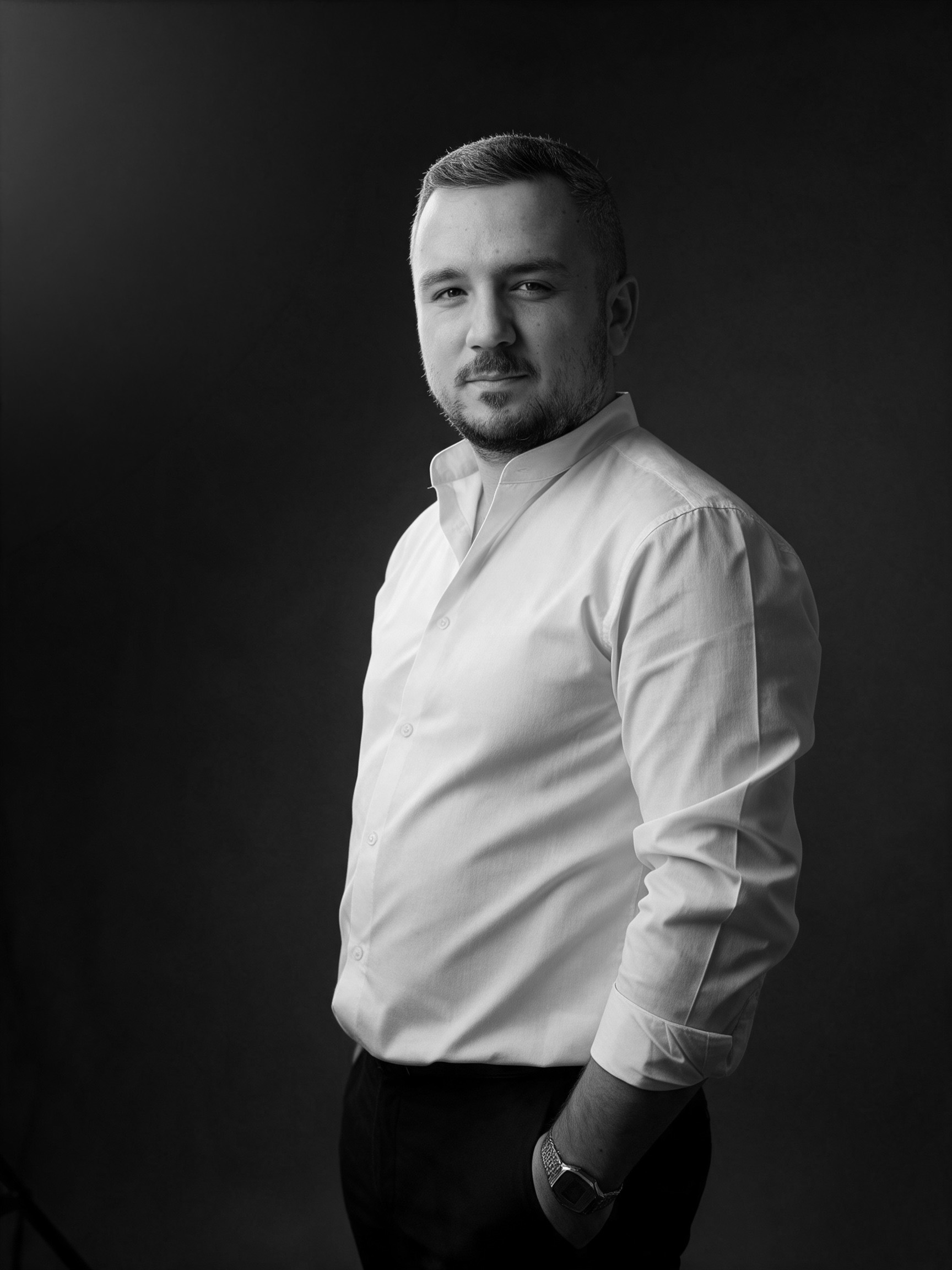 Cezar Cherciu, co-fondator Plus Value, în mediul de lucru, portret documentar alb-negru.